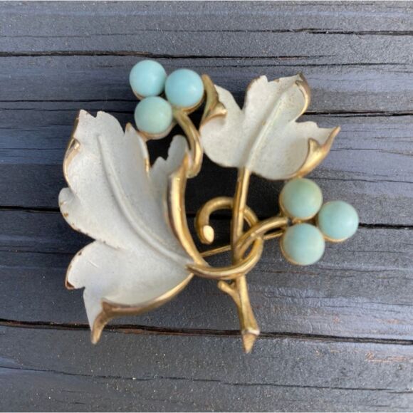1967 Sarah Coventry White Enamel Blue Beaded Grapevine Brooch EUC 1 7/8×1 7/8" - Picture 12 of 13